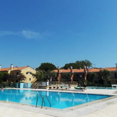 Apartment House With Garden And Pool In Bibione
