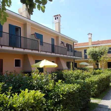 House With Garden And Pool In Apartment